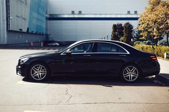 Arrival Private Transfer: Vancouver Airport YVR to Vancouver in Business Car